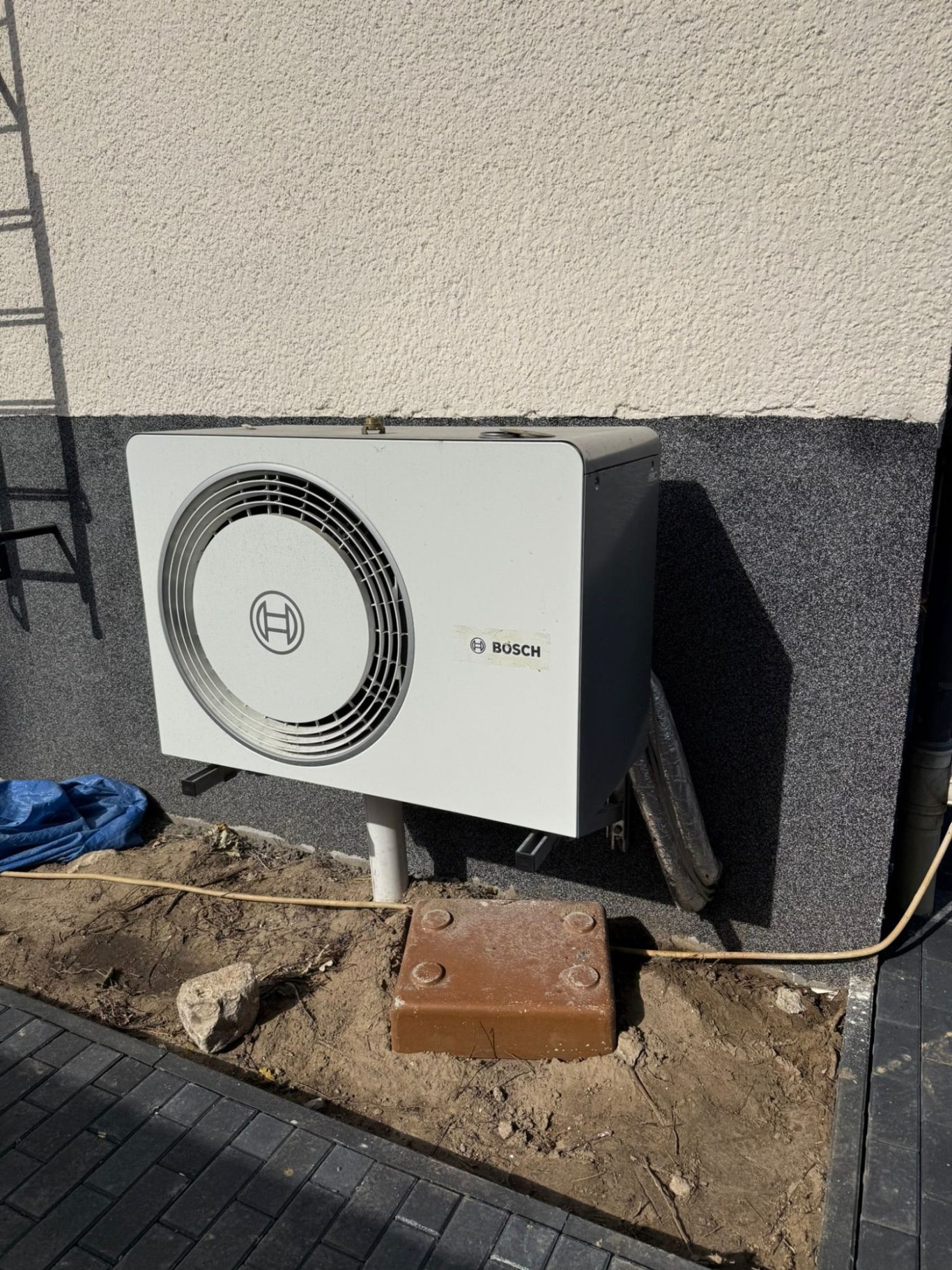 Montage einer Erdwärmepumpe in Berliner Neubaugebiet