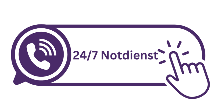 Techniker installiert energiesparende Versorgungstechnik in einem Berliner Mehrfamilienhaus.